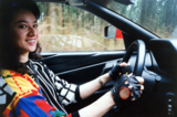 高級車フェラーリを運転中の夏樹陽子