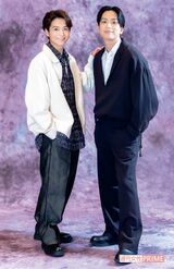 黒羽麻璃央（右）、小池徹平（左）　撮影／佐藤靖彦