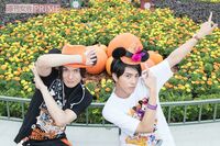 崎山つばさ&中尾暢樹、ディズニー・ハロウィーン満喫で仮装メイク姿も披露!