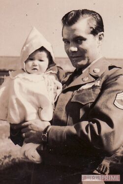 たった1枚しかない、小百合さんと父親とのカット。父親のことは記憶にないという