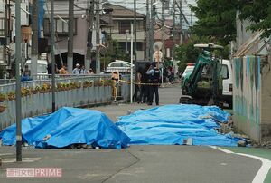 寿栄小の塀崩落現場。警察による現場検証が行われ、塀は粉々に崩された（6月21日撮影）