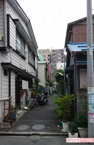 車が通れないほど細い路地の中にある自宅。庶民的な一軒家だ