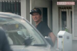 2014年5月、愛車のハーレーに跨がり、知人の店を尋ねる長瀬智也