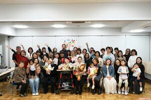 講演会を終え、参加者と記念撮影。多くの人に徠夢君のメッセージが響いた