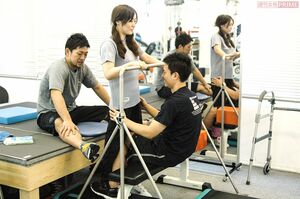 「ジェイ・ワークアウト」に通い始めたころ。君江さんには2人のトレーナーがついて訓練を重ねた