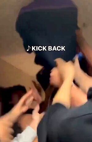 若い男性が勢いよく胴上げされたことにより、天井が破壊されている(Xより)