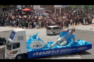 街中を走行する「大谷SUNトラック」（Xより）