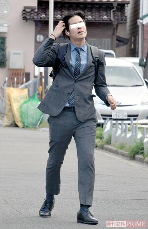 '20年4月、子どもが乗ったベビーカーの横でも平然と煙草を吸う元Apeaceのドゥファン