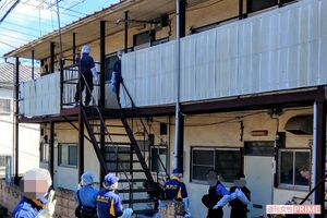 現場アパートでは警察が現場検証を行って