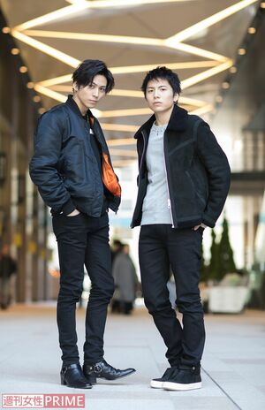 写真左から井澤勇貴、宮崎秋人　撮影／廣瀬靖士　ヘアメイク／Emiy　撮影協力／日本土地建物・京橋エドグラン　