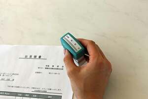 平成日付に二重線を引き、その上に令和の月日を記入できるスグレモノスタンプだ