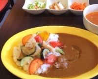ランチメニューの野菜たっぷりごうめカレー