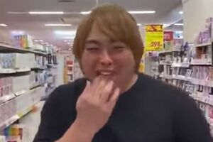 ５月下旬、魚の切り身を会計前に食べるへずまりゅう