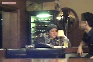 2015年3月、清水アキラがプロデュースする六本木のバーで“おひとりさま”を過ごす知念侑李