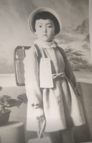 小学校入学時の記念写真。きりっとした表情でおすまし