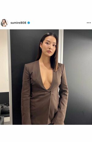 胸元がざっくり空いたジャケットを着こなす、すみれ（本人インスタグラムより）