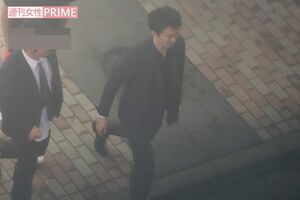 カラオケ店をあとにする長谷川博己 その５