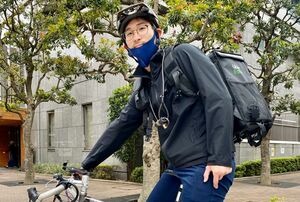 ウーバーイーツの配達に向かう三宅諒選手　(C)コモンズ2