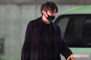 ２月16日夜、主演舞台『群盗』の稽古を終えて、埼玉県内にある劇場から出てきた小出恵介