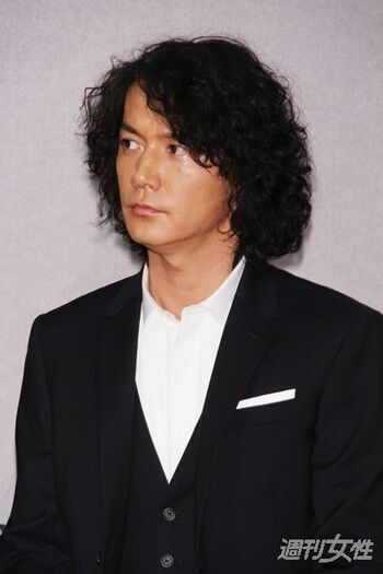 ロングヘアも似合う福山雅治