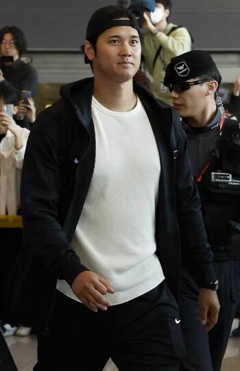 結婚を発表した後、妻・真美子さんと韓国入りしたときのファッション。オシャレ度はアップしている!? 写真/共同通信社