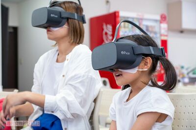 VRゴーグルをつけて疑似見学。工場内に入って実際にパン製造を間近で見ているような感覚に!