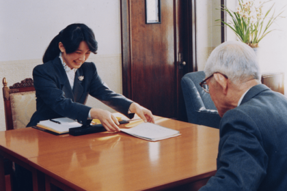永積寅彦氏からお妃教育を受ける雅子さま(写真/宮内庁提供)