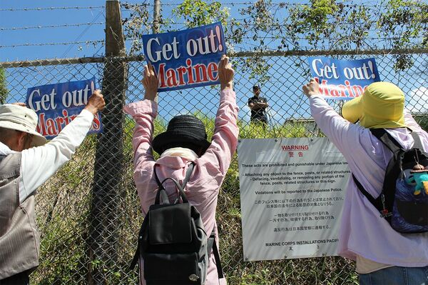 『人間の鎖』のため沖縄中から基地建設に反対する市民が集まった