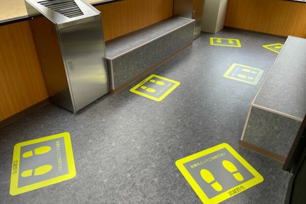 武蔵境駅に設置された喫煙トレーラーハウスの内観