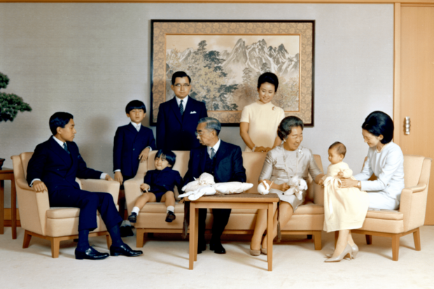 1970年の正月を迎えた昭和天皇ご一家。左から上皇さま、天皇陛下、秋篠宮さま、常陸宮さま、昭和天皇、常陸宮妃華子さま、香淳皇后、黒田清子さん、上皇后美智子さま（写真／宮内庁提供）