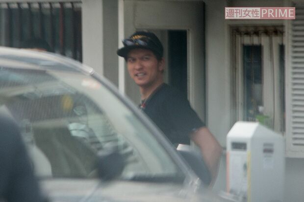 2014年5月、愛車のハーレーに跨がり、知人の店を尋ねる長瀬智也