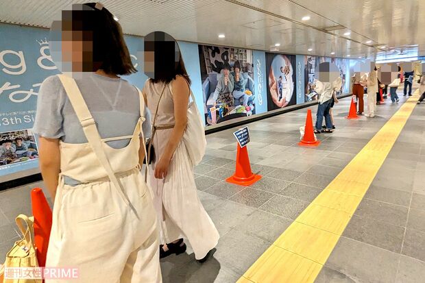 渋谷駅地下通路に展示されたKing&Prince『なにもの』巨大広告と記念撮影をするファン