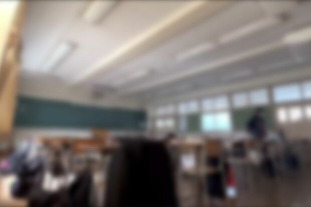 教室から立ち去ろうとしている 7/8