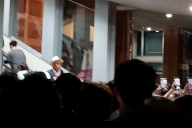 白い帽子にマイクを携えた男性は“DJおじさん”として話題になった（ツイッターより）