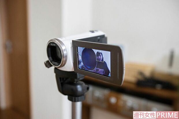 動画撮影中でも見え方をチェックするしのさん　撮影／齋藤周造