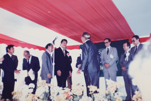 1980年、ブラジル政府の要人を招き「アントン・ハイセル」リサイクル工場の操業式典にて。左端は5男の宏育さん