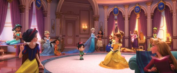 ディズニーキャラクターたちが集う実在のウェブサイト『OH MY DISNEY！』が登場。ヴァネロペは、その中でもプリンセス専用の部屋を訪れる。白雪姫からモアナまで、プリンセス14名が集結！　(c)2018 Disney. All Rights Reserved.