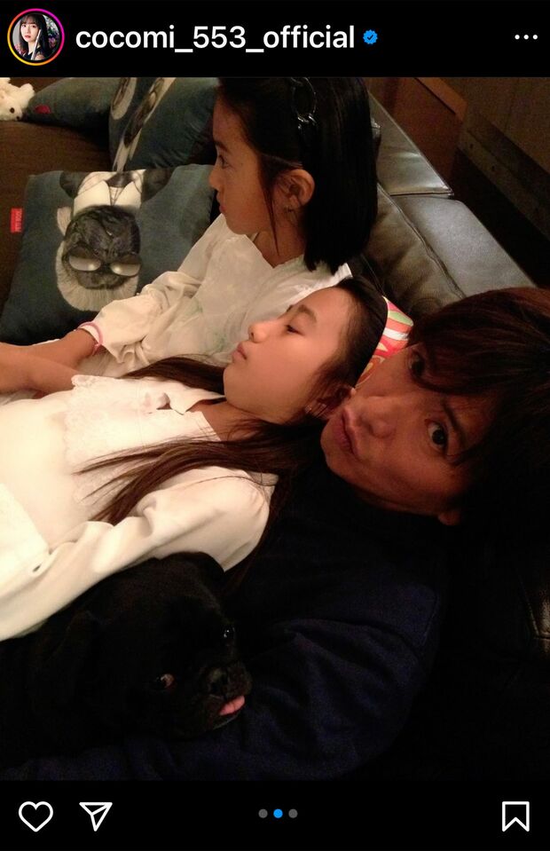 幼いCocomiとKoki,とソファで団欒するアヒル口のトト。愛娘がかまってくれず拗ねてる？？