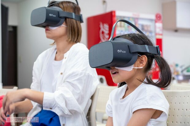 VRゴーグルをつけて疑似見学。工場内に入って実際にパン製造を間近で見ているような感覚に!