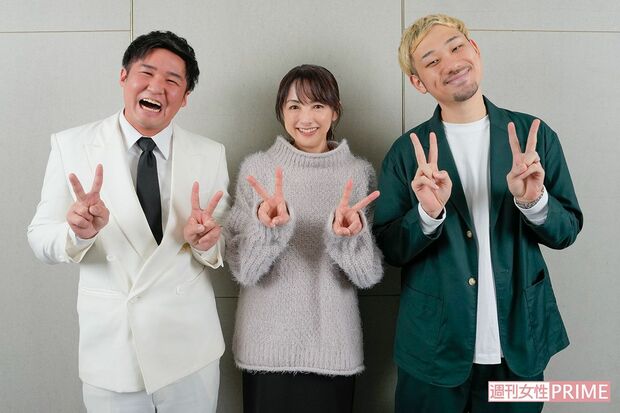 『こゝろ』のふたりと記念撮影する櫻井淳子（左：横荒木蟹男、右：山出谷ショートケーキ）