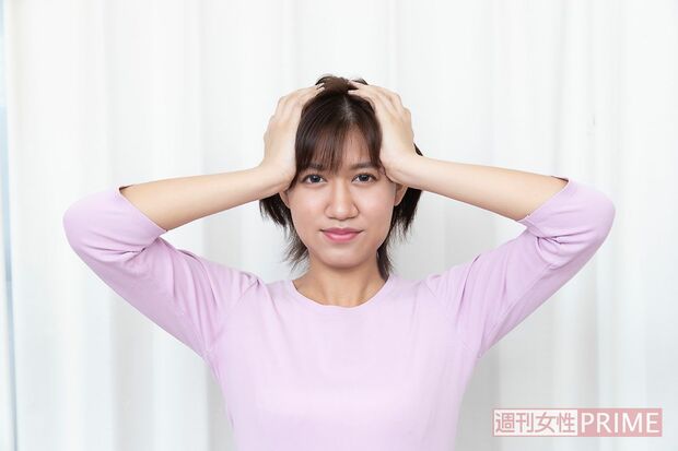 2.そのまま両手を前方へと押し出す。目が縦長になるようなイメージ　撮影／矢島泰輔