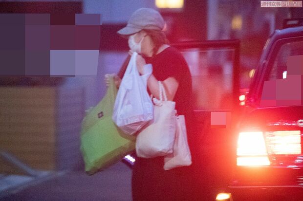 週刊女性が直撃した夜、出勤時と同じようにタクシーに乗って帰宅した小室佳代さん