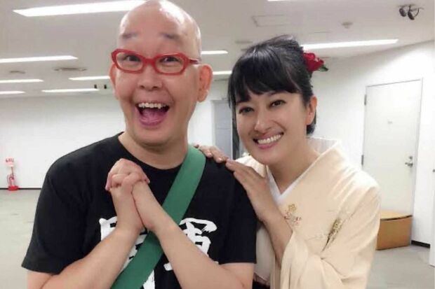 家庭教師だったケイコ先生（右）とは、今も交流があるという（事務所提供）