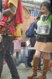 この前年の文化祭で役員用のゼッケンをつけ、ひざ上ミニスカートにブーツという秋らしい服装の広末('18年10月)