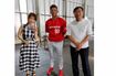保科と『夢グループ』の社長、石田重廣に挟まれて写真に写る大谷翔平の兄・龍太さん（保科有里ツイッターより）