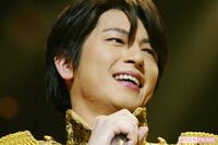 及川光博「LINE公式人気ランキング2位」「ファンサ神伝説」「泉に浸かる」ネットで大バズり中の“貴公子”…