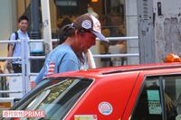 草刈正雄、娘・麻有が出演する舞台の千秋楽をアメリカンな服装でお忍び鑑賞