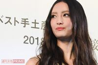 菜々緒が自ら提案した「黒いアイホールと鮮血ネイル」の “デビルメイク”