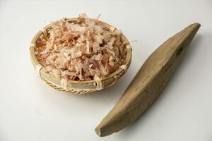 熱中症の予防になるタンパク質が多く含まれる『かつお節（加工品）』。100グラムあたり77.1グラムのタンパク質量（出典は文部科学省「食品成分データベース」）