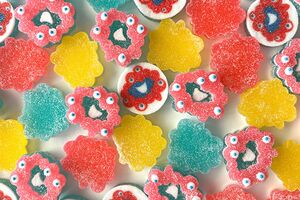 『ミャクミャクゼリー缶』(1080円)(「みどり製菓」HPより)